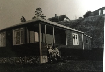 VED STRANDEN 10 - LYSTRUP STRAND, Fam. Munk har lejet huset Erik af braendselshandler Schmidt fra Vorup i 1949.jpeg